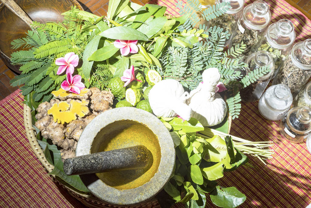 Intian ayurvedic lääketiede, kasviperäisten hieronta
 - Valokuva, kuva