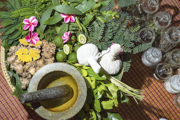 Indyjska medycyna ajurwedyjska, masaż ziołowy - Zdjęcie, obraz