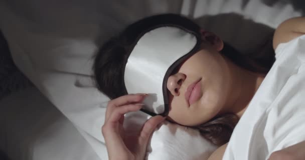 Mujer en Eyemask Despertando por la mañana
 - Metraje, vídeo