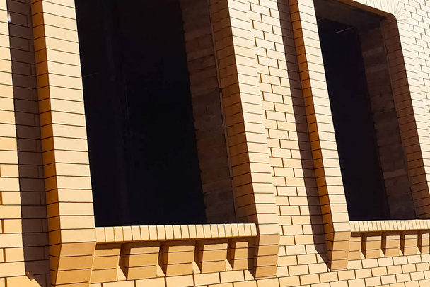 La maison est faite de briques de silicate jaune. Les murs et la façade de la maison sont en brique
. - Photo, image