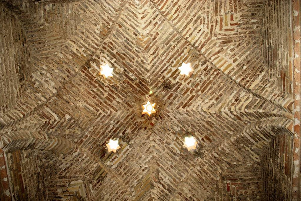 Detalle de techo con lucernarios en forma de estrella dentro de los Baños Árabes en los terrenos del castillo, Jerez de la Frontera, Provincia de Cádiz, Andalucía, España
. - Foto, Imagen