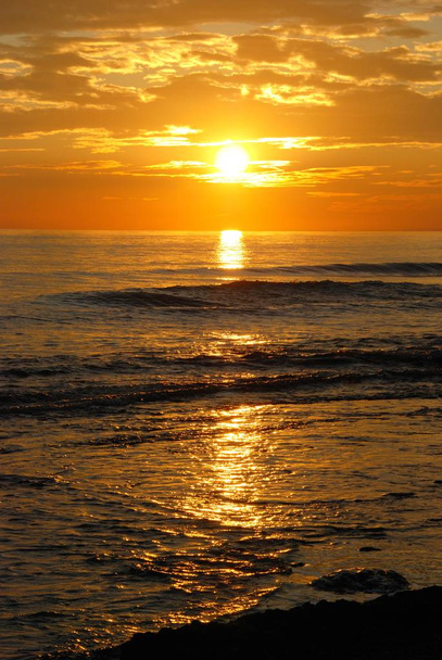 Вид через море на захід сонця, Пуерто - Кабопіно, Марбелья, Коста - дель - Сол, провінція Малага, Андалусія, Іспанія.. - Фото, зображення
