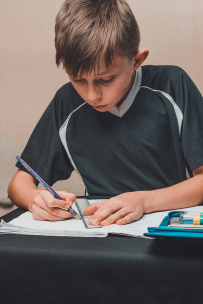 Küçük okul çocuğu çizim için bir okul defterinde ev ödevinden sıkıldı. 2020 - Fotoğraf, Görsel