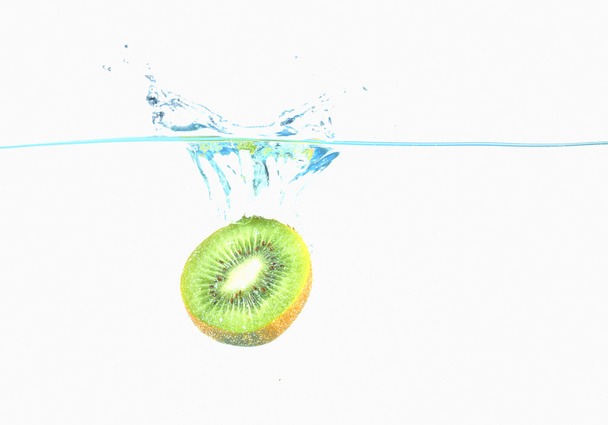 Kiwi vallen in water - Foto, afbeelding