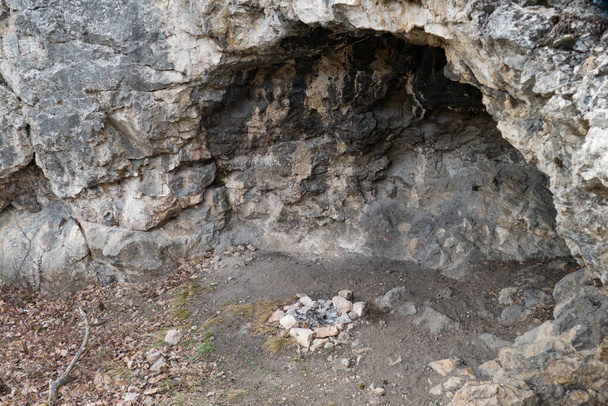 チェコのカルスト自然公園の石灰岩の洞窟への入り口 - 写真・画像
