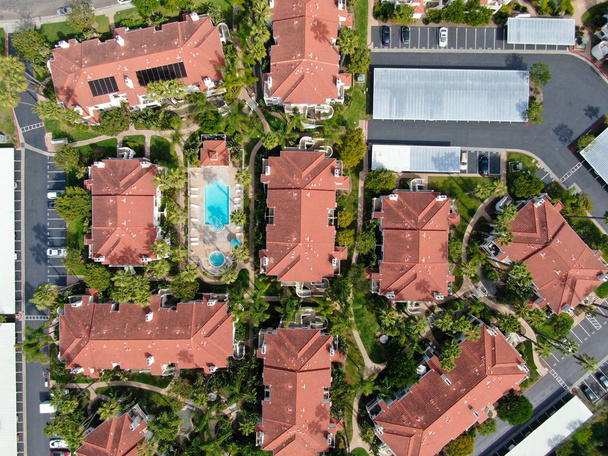 典型的な南カリフォルニアの空中ビュースイミングプール付きスペイン式住宅マンション - 写真・画像