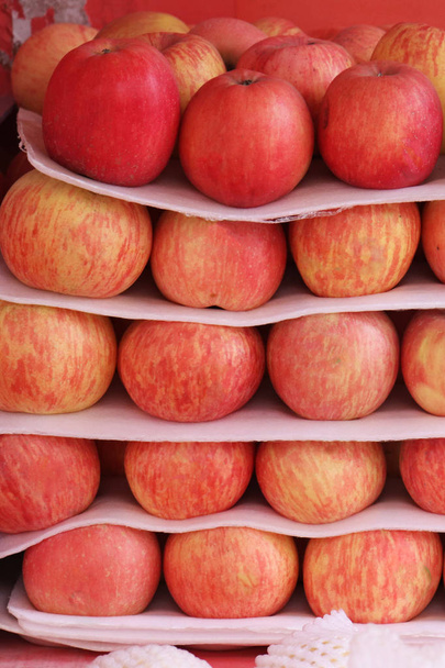 Pommes fraîches dans un magasin de fruits, fond de pommes
 - Photo, image