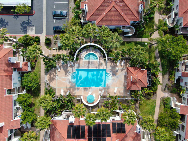 Veduta aerea del tipico condominio residenziale in stile spagnolo del sud della California con piscina
 - Foto, immagini