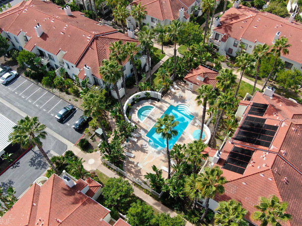 Vista aérea del típico condominio residencial de estilo español del sur de California con piscina
 - Foto, Imagen