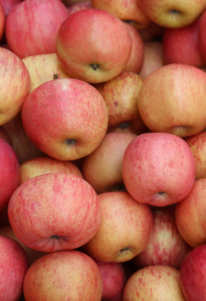 Яблука в магазині фруктів. Багато фонів червоних яблук
 - Фото, зображення