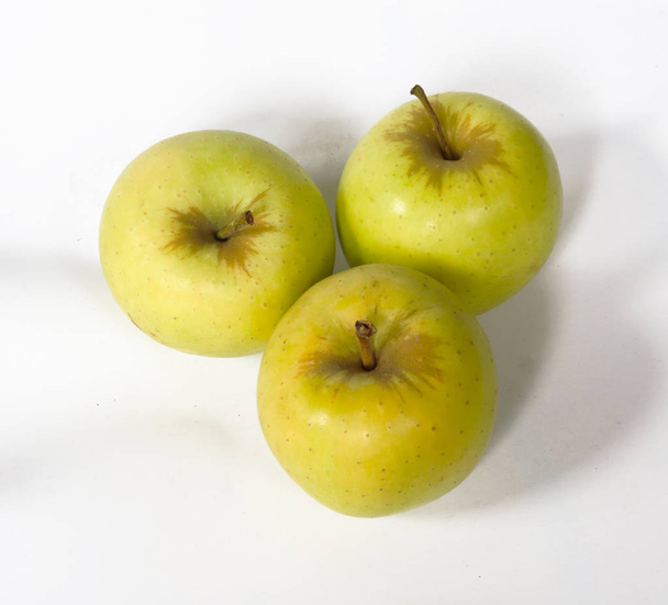 drie groene appel geïsoleerd op witte achtergrond - Foto, afbeelding