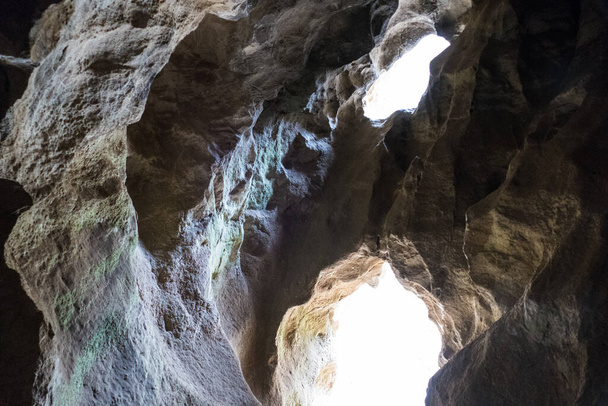 entrada para uma caverna de pedra calcária no parque natural czech karst
 - Foto, Imagem