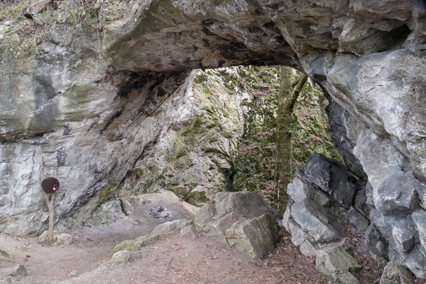 είσοδος σε μια σπηλιά ασβεστόλιθου στο τσέχικο Karst φυσικό πάρκο - Φωτογραφία, εικόνα