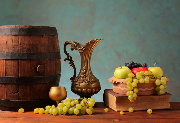 Vieux tonneau en bois et fruits
 - Photo, image