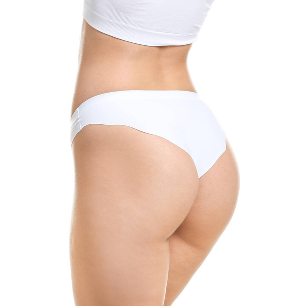 Jeune femme en sous-vêtements sur fond blanc. Concept de chirurgie plastique
 - Photo, image
