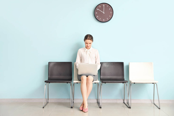 Mujer joven esperando entrevista de trabajo en el interior
 - Foto, Imagen