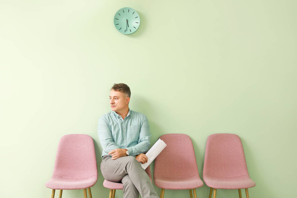 Hombre maduro esperando entrevista de trabajo en el interior
 - Foto, imagen
