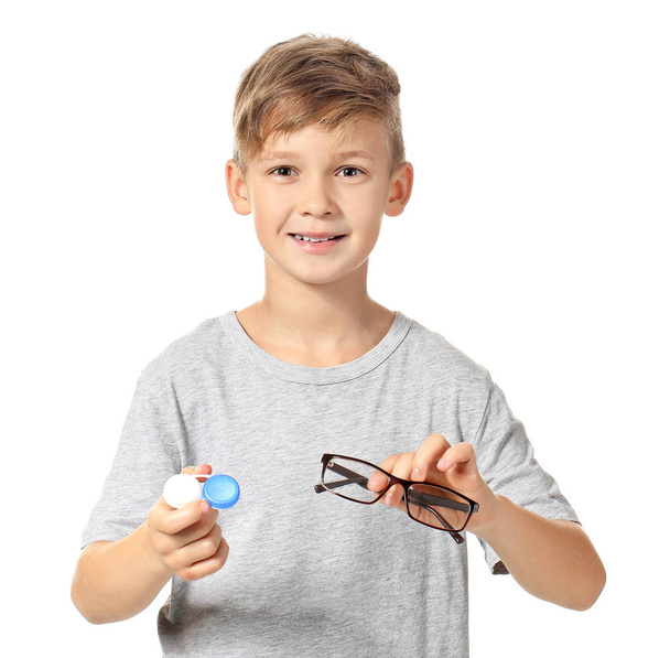 Niño pequeño con funda de lente de contacto y gafas graduadas sobre fondo blanco
 - Foto, imagen