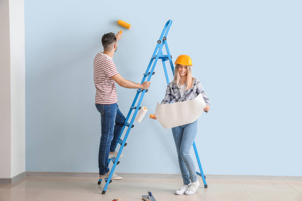 Junges Paar repariert in neuer Wohnung - Foto, Bild