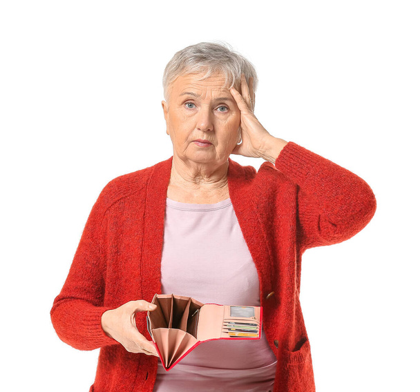 Seniorin mit leerem Portemonnaie auf weißem Hintergrund - Foto, Bild