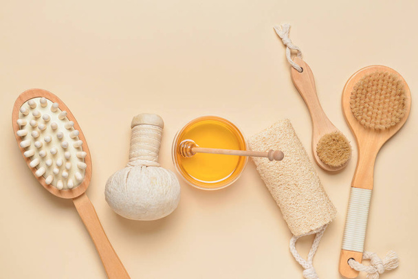Samenstelling met spa items en honing op kleur achtergrond - Foto, afbeelding