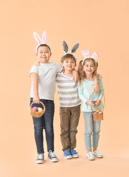 Kis gyerekek húsvéti tojás és nyuszi füle a színes háttér - Fotó, kép
