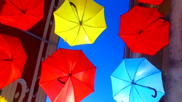Ombrelli vividi e colorati in strada come installazione artistica. - Filmati, video