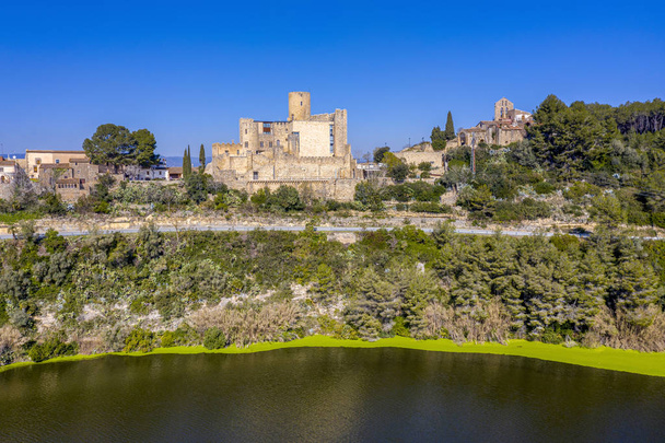 Widok z lotu ptaka na bagna, zamek i kościół św. Piotra w Castellet Catalonia w Hiszpanii - Zdjęcie, obraz