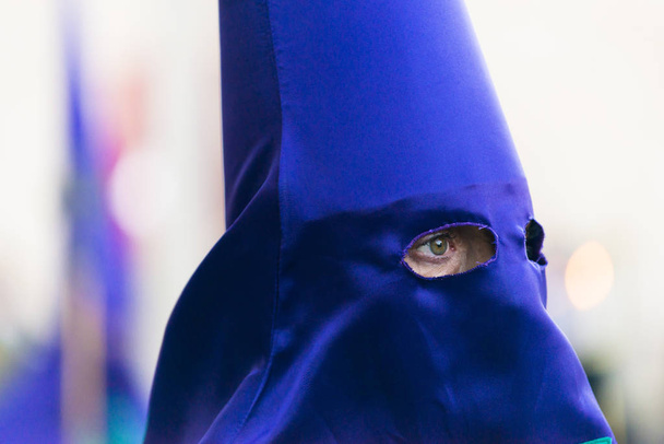 PONTEVEDRA, SPAIN - APRIL 3 2015: Detail of one of the members of a religious brotherhood, during the celebration of Holy Week in the streets of the city. - Fotografie, Obrázek