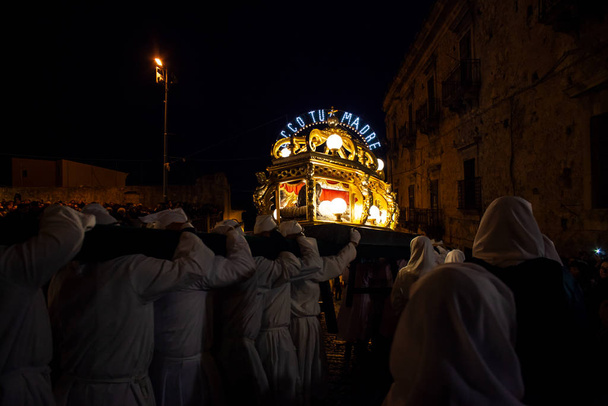 LEONFORTE, SICILIA - 19 DE ABRIL: Hermanos cristianos durante la tradicional procesión del Viernes Santo del 19 de abril de 2019
 - Foto, imagen