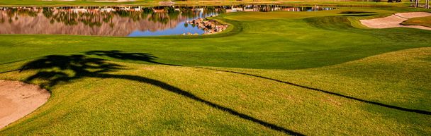 γήπεδο γκολφ, πράσινα και δίαυλοι στην Καλιφόρνια - Φωτογραφία, εικόνα