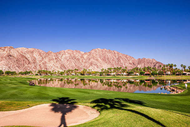 Palm Springs, Kaliforniya, Nisan 04, 2015: Ipga Tour, Palm Springs, Kaliforniya, ABD 'deki ana ilham golfü turnuvası sırasında bir golf sahasının görüntülenmesi. - Fotoğraf, Görsel