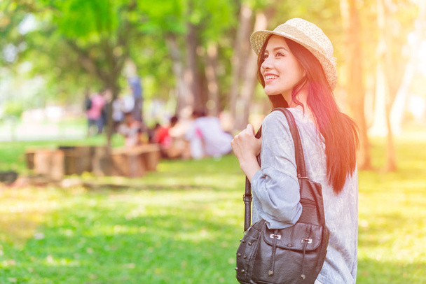 single aziatisch meisje tiener gaan reizen outdoor gelukkig moment naar hebben activiteit in vakantie - Foto, afbeelding
