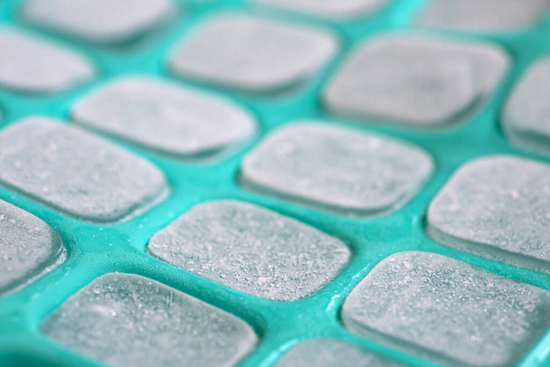 кубики льда в зеленой силиконовой форме - Фото, изображение