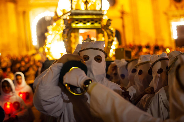 LEONFORTE, SICILY - 19 AVRIL : Frères chrétiens lors de la traditionnelle procession du Vendredi Saint le 19 avril 2019
 - Photo, image