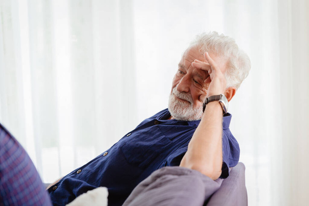 Скучный стресс беспокоятся старейшины, старики много думают и чувствуют тревожное выражение лица
. - Фото, изображение
