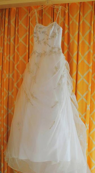 Belle robe de mariée blanche sans manches avec des fleurs argentées
 - Photo, image