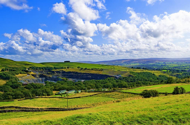 Ingleton - wieś w Anglii, w hrabstwie North Yorkshire, w dystrykcie Craven. Wioska jest 19 mil od Kendal, 17 mil od Lancaster, na zachód od Pennines i obejmuje szlaki wodospadowe i słynny widok na trzy szczyty. - Zdjęcie, obraz