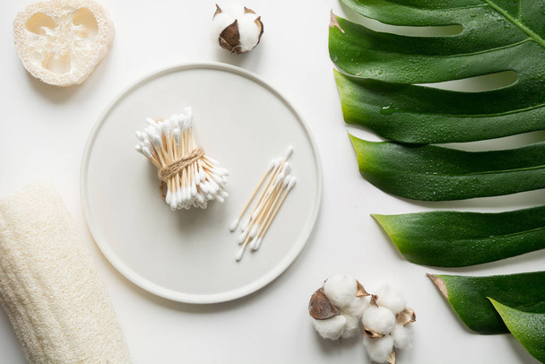 Bamboo ear sticks, natural organic cosmetics, cotton, plastic free. Zero waste concept for body care. Save planet. - Foto, afbeelding