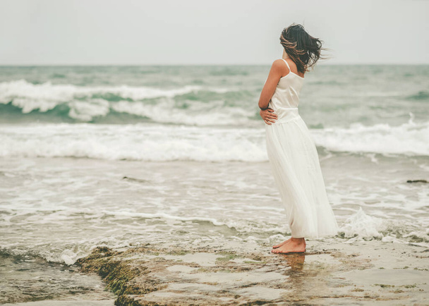 Вид ззаду Молода жінка на пляжі на відкритому повітрі
 - Фото, зображення