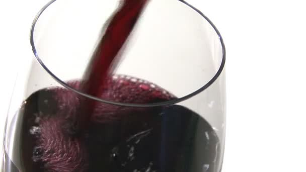 Vinho tinto sendo derramado em um copo de vinho
 - Filmagem, Vídeo