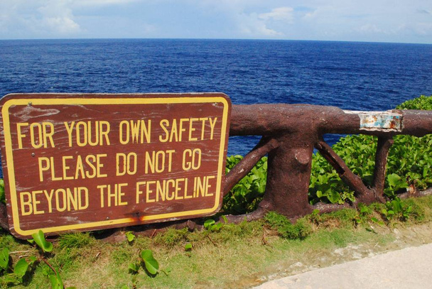 Firme en la barandilla de Banzai Cliff, un sitio histórico de la 11 Guerra Mundial en Saipan, Islas Marianas del Norte
. - Foto, imagen