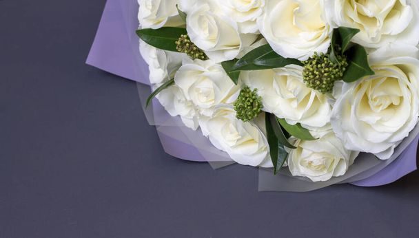 rosas blancas sobre un espacio de copia de fondo gris
 - Foto, imagen