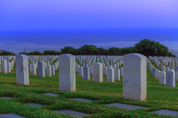 Amerikaanse begraafplaats bij schemering - Foto, afbeelding