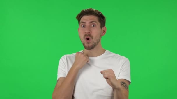 Portrait of confident guy with shocked surprised wow face expression is rejoicing. Green screen - Video, Çekim