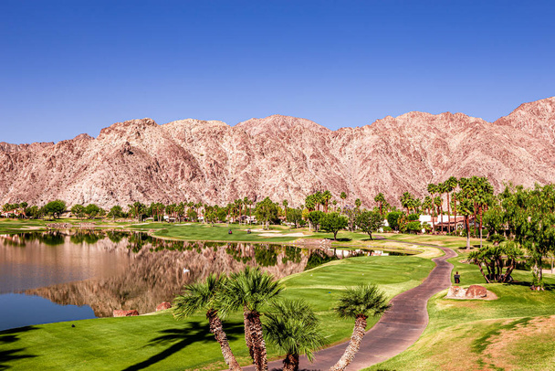 Palm Springs, Californië, 04 april 2015: Zicht op een golfbaan tijdens het ana inspiration golftoernooi op lpga Tour, Palm Springs, Californië, USA. - Foto, afbeelding