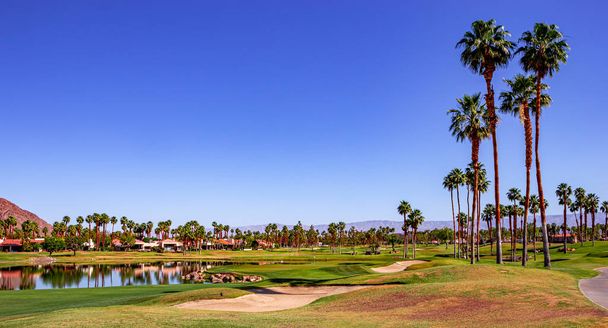 Palm Springs, Kalifornie, duben 04, 2015: Pohled na golfové hřiště během golfového turnaje na Ipga Tour, Palm Springs, Kalifornie, USA. - Fotografie, Obrázek