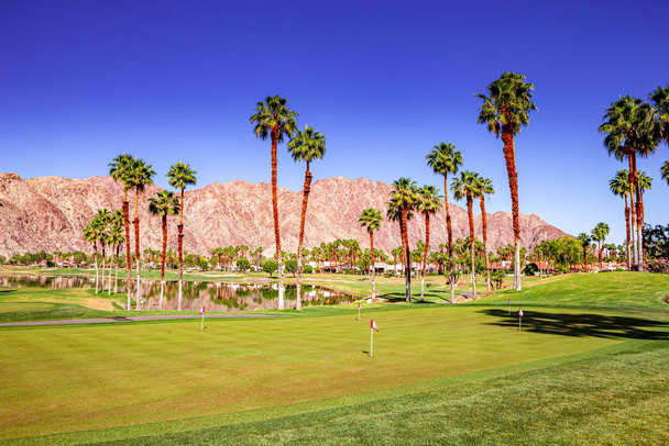 Palm Springs, Californië, 04 april 2015: Zicht op een golfbaan tijdens het ana inspiration golftoernooi op lpga Tour, Palm Springs, Californië, USA. - Foto, afbeelding