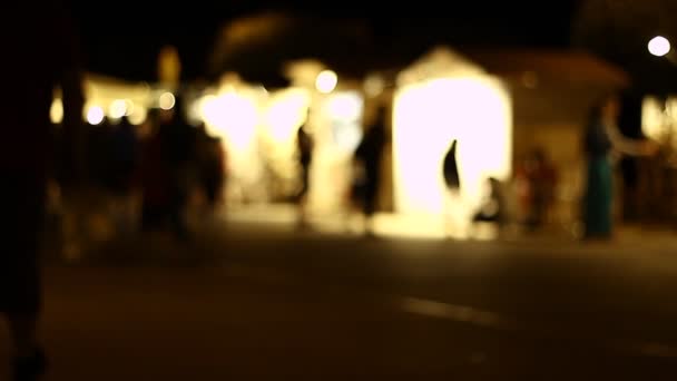 Menschen, die nachts auf einer Straße aus dem Fokus geraten. Verschwommen. Unklar. Oberflächlicher DOF. - Filmmaterial, Video