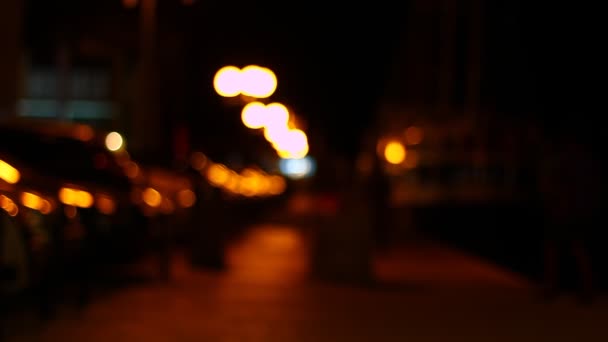 Menschen, die nachts auf einer Straße aus dem Fokus geraten. Verschwommen. Unklar. Oberflächlicher DOF. - Filmmaterial, Video